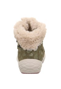 Olivově zelené boty z texturované semišové kůže, s krémovým límcem z umělé kožešiny a bílou gumovou podrážkou s protiskluzovým vzorem a dekoračními akcenty.