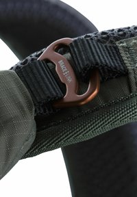 Cinturino in tessuto verde con una superficie texture, dotato di una chiusura in metallo bronzato e cuciture rinforzate. Vista ravvicinata che mette in evidenza i materiali e l'hardware.