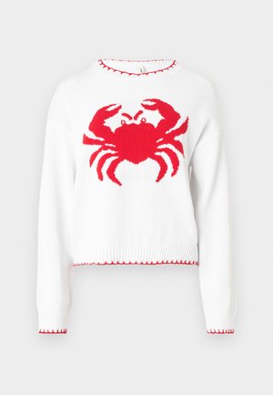Jersey blanco de punto con un diseño de cangrejo rojo en el centro. Presenta detalles rojos con borde festoneado en el escote y los puños. Corte corto.