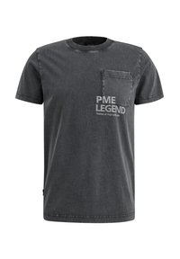 Camiseta de algodón gris con cuello redondo, mangas cortas, bolsillo en el pecho y texto impreso "PME LEGEND" en el frontal. Textura suave y casual.