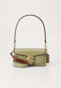 COACH PATENT SIGNATURE LEATHER TABBY SHOULDER BAG 20 - Håndtasker - moss