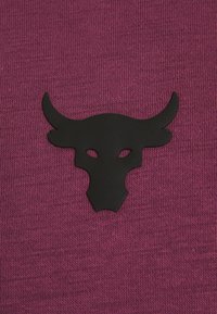 Tela morada con un logo de un cráneo de toro negro, con cuernos prominentes, superficie texturada y un sutil patrón de tejido.