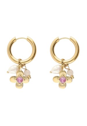 Goldene Creolen mit hängenden goldenen Blumenanhängern mit pinken Steinen und jeweils zwei kleinen weißen und durchscheinenden Perlenakzenten an jedem Reifen.