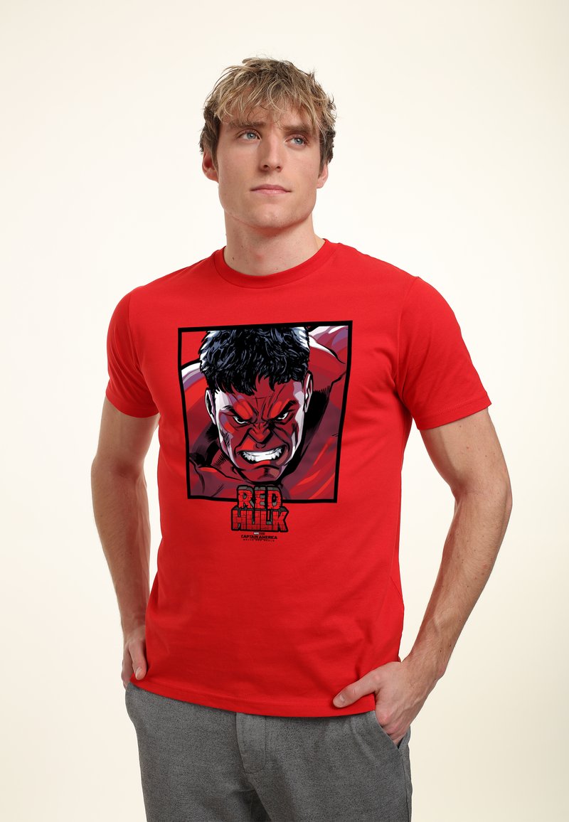 Rød bomulds T-shirt med et animeret Red Hulk grafisk motiv med fede sorte konturer og teksten "RED HULK" i to skrifttyper nedenfor billedet.