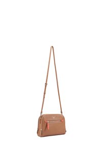 Beige synthetische crossover tas met een gestructureerde afwerking, voorzien van een voorzak met rits, oranje accenten en een verstelbare schouderband.