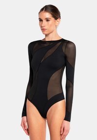 Musta bodysuit, jossa on pitkät läpinäkyvät hihat, geometriset verkko-paneelit ja vartalonmyötäinen muotoilu, jossa on pyöreä pääntie ja minimalistiset yksityiskohdat.