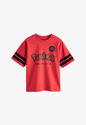 Camiseta de algodón roja con mangas cortas, que presenta rayas negras. El estampado gráfico incluye "Pokémon" y "LISTO PARA LA BATALLA" en texto negro.