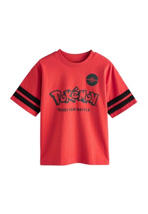 Rode katoenen T-shirt met een ronde hals, zwarte strepen op de korte mouwen en de afgedrukte tekst "Pokémon" en "Klaar voor de Strijd" met een Pokéball-logo.