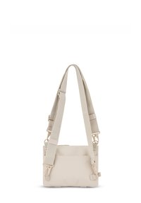 Borsa a tracolla beige con tessuto testurizzato, cinture regolabili e chiusure laterali. Forma rettangolare con una tasca frontale piatta.