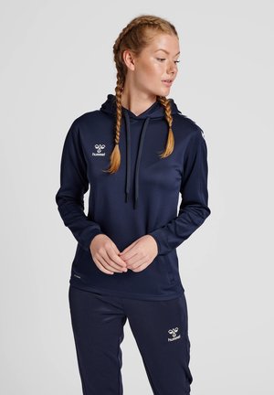 Mørkeblå hoodie med snøre, lange ærmer og en glat tekstur. Har et logo på brystet og matchende bukser.