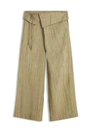 Pantaloni beige a gamba larga con tessuto testurizzato e vita alta, dotati di un ampio risvolto e di una sottile cintura in stoffa.