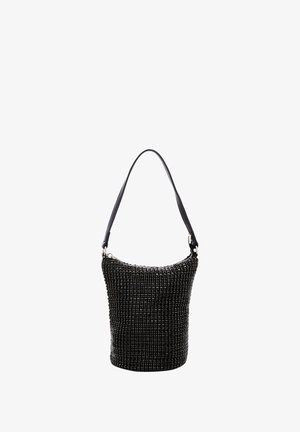 Sac seau noir en matériau tissé avec des accents en argent, doté d'une bandoulière en cuir lisse et d'une fermeture zippée sur le dessus.