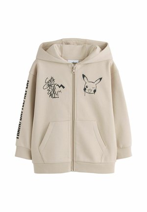Beiger Kapuzenpullover mit Reißverschluss, Kapuze, Fronttaschen, Pikachu-Gesichtsgrafik, Text "Gotta Catch 'Em All!" auf der Brust und schwarzem Text auf dem linken Ärmel.