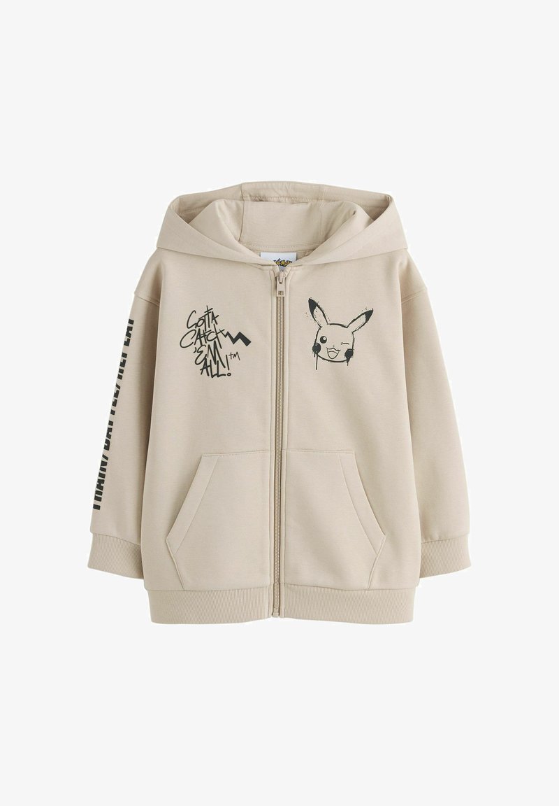 Sweat à capuche zippé beige avec capuche, poches avant, graphique du visage de Pikachu, texte "Gotta Catch 'Em All !" sur la poitrine, et texte noir sur la manche gauche.