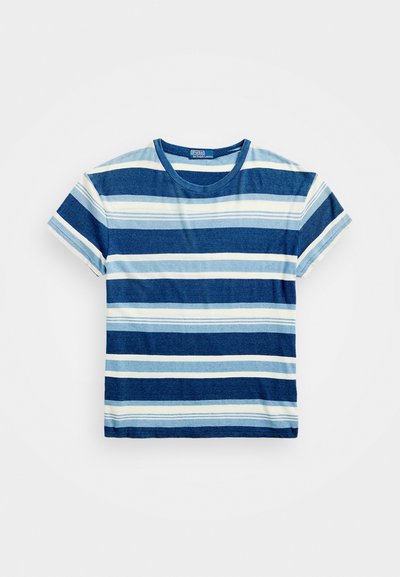Niebieska koszulka w paski z krótkim rękawem, z na przemian ułożonymi ciemnoniebieskimi, jasnoniebieskimi i białymi paskami. Miękka tkanina i fason z okrągłym dekoltem.