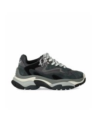 Sneaker grigio chunky, caratterizzato da materiali misti tra cui suede e mesh, con un accento nero, suola texturizzata e lacci argentati.