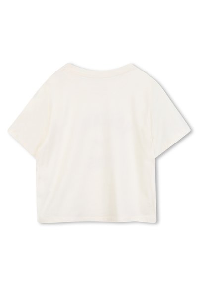 Camiseta corta de manga corta y corte cropped en suave algodón color blanco roto. Cuello redondo y ajuste relajado con una textura lisa y costuras mínimas.