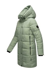 Pūkuotas parka šviesiai žalia, su aukštu apykakle, vientisu užtrauktuku, dviem šoninėmis kišenėmis ir juodais akcentais ant rankovių.