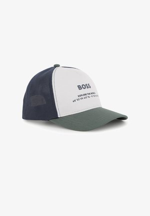 Casquette de baseball avec dos en maille marine, panneau avant blanc comportant le texte "BOSS" et "Explore the world" avec des coordonnées, et visière courbée vert olive.
