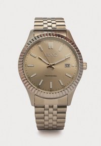 Liu Jo ur med et guldtonet metalhus, tekstureret bezel og et sølvfarvet rustfrit stålarmbånd. Har en minimalistisk urskive med datovisning.