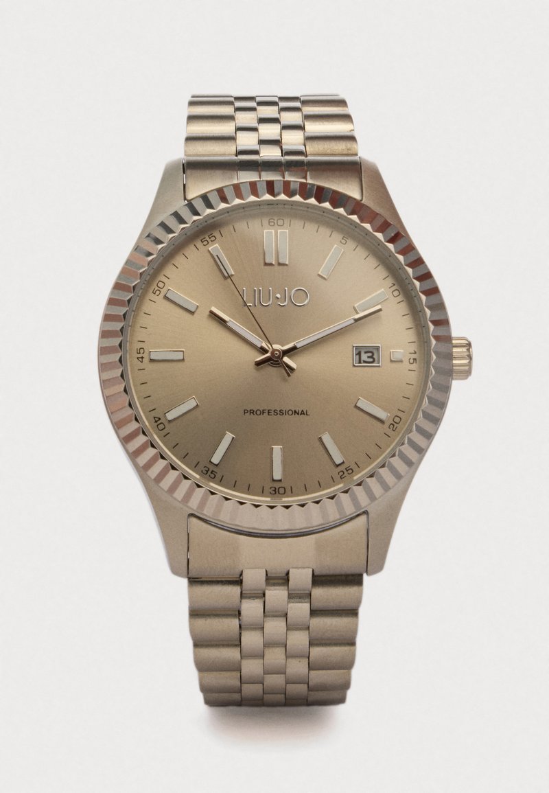 Liu Jo ur med et guldtonet metalhus, tekstureret bezel og et sølvfarvet rustfrit stålarmbånd. Har en minimalistisk urskive med datovisning.