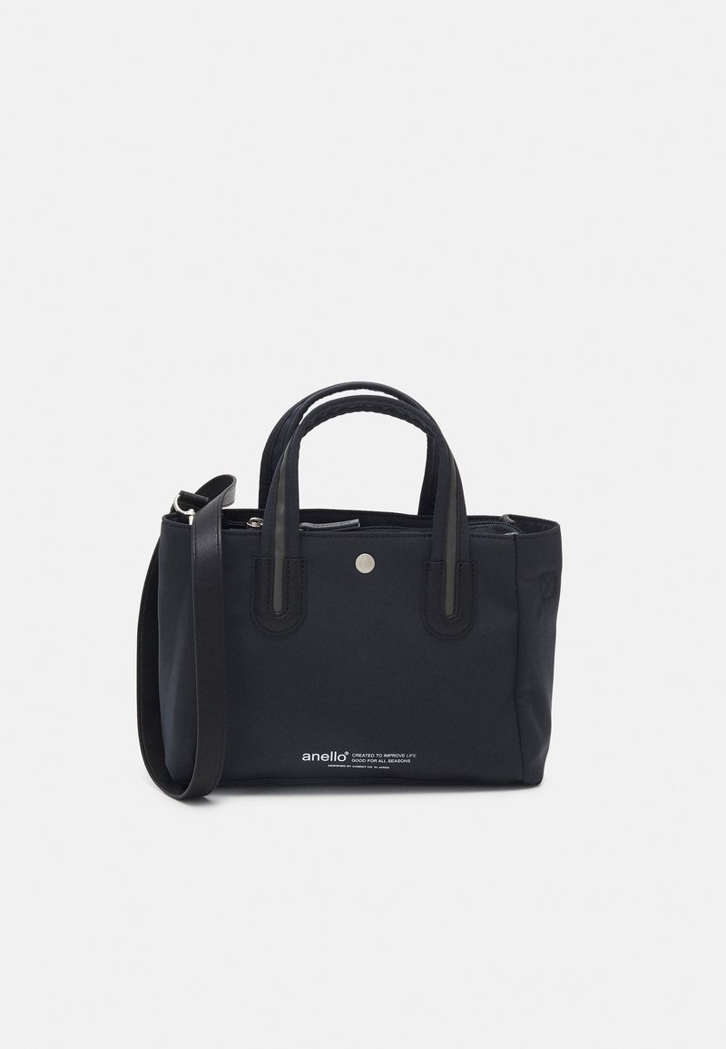 Sac à main rectangulaire noir avec deux poignées, une longue bandoulière, un bouton à l'avant et un texte de marque blanc au centre en bas.