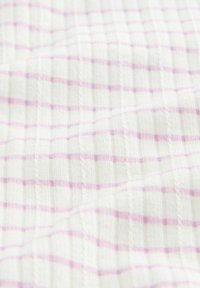 Tessuto di cotone con una base bianca e sottili righe rosa. La texture è leggera e leggermente stropicciata con una finitura morbida.