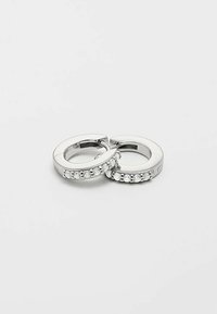 Orecchini a cerchio in argento con un design liscio e arrotondato, impreziositi da una fila di cristalli trasparenti lungo il bordo anteriore per un ulteriore tocco di eleganza.