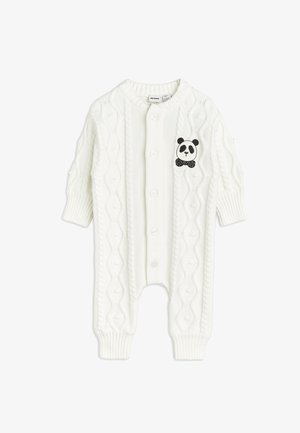 Macacão branco de tricot com um design de cabo texturizado, cinco fechos de botão e um patch de panda com uma gravata-bow do lado esquerdo.