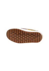 Sole di scarpa in gomma con un motivo testurizzato, esagonale e rigato di colore marrone, caratterizzata da una finitura bianca lungo il bordo e un marchio chiaro sul lato.