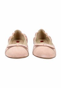 Le ballerine in suede rosa chiaro presentano una punta arrotondata, un fiocco decorativo sul davanti e bordi scallop lungo l'apertura.