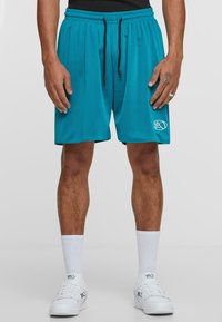 Teal mesh basketballshorts med elastisk midjebånd, justerbar snor, sidelommer og hvit logoaccent på venstre bein.