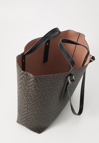 Brun mönstrad toteväska med svarta läderhandtag. Har ett slätt inre och en geometrisk design. Öppen topp, strukturerad form.