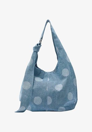Sac à bandoulière en denim bleu avec de grands pois bleu clair et un détail de sangle nouée.