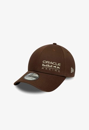 Brown baseball cap with Oracle Red Bull Racing logo and New Era 39THIRTY size sticker on the curved brim.