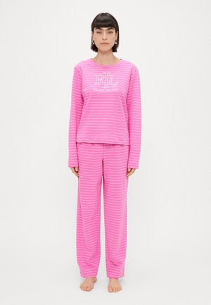 Ružový pruhovaný pyžamový set s dlhými rukávmi a širokými nohavicami. Obsahuje tlač loga na tričku. Mäkká tkanina, voľný strih, bez znateľnej textúry.