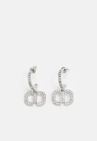 Pendientes de plata con un diseño doble "CD" adornado con brillantes strass, montados en un aro curvado con forma rectangular.