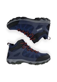 Bottes de randonnée bleu marine et noires avec des lacets rouges, semelles noires robustes et panneaux en mesh respirant, présentées côte à côte sur fond blanc.