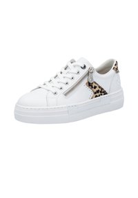 Sneakers en cuir blanc avec semelle texturée blanche, présentant un accent en imprimé léopard et un détail de fermeture éclair sur le côté. Design à lacets avec un bout arrondi.