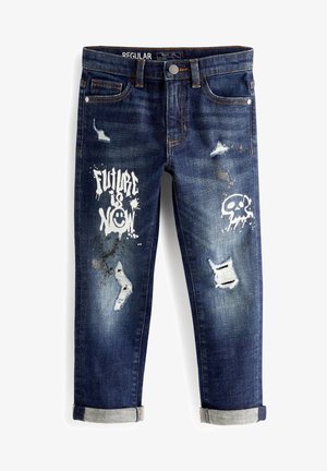 Ciemnoniebieskie, przetarte dżinsy z podwiniętymi mankietami, białym graffiti z napisem "Future is Now", uśmiechniętą buźką i grafiką czaszki na przednich nogawkach.