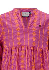 Paarse tuniek met oranje bloemenborduurwerk, met een v-hals, een geplooide taille en korte mouwen. Lichtgewicht stof met een gladde textuur.