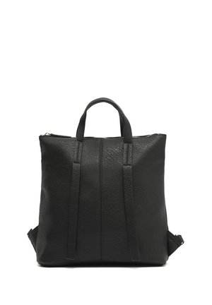 Mochila de imitación cuero texturizado negro con dos asas superiores y correas para los hombros. Presenta un cierre de cremallera y costuras verticales en la parte frontal.