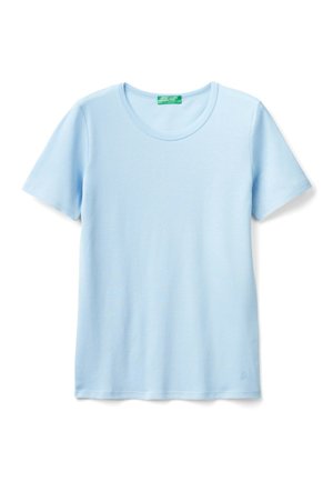 Camiseta de algodón de cuello redondo y mangas cortas de color azul claro, con un pequeño logo bordado cerca del dobladillo inferior y una etiqueta de la marca de color verde en el interior del cuello.
