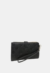 Portefeuille en cuir noir avec motif en relief, design rectangulaire, fermeture zippée et bandoulière amovible. Surface texturée avec quincaillerie en argent.