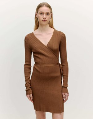 Bruine geribbelde wikkeljurk met lange mouwen, met een diepe V-hals en een strikdetail in de taille. Zachte textuur en aansluitende pasvorm.