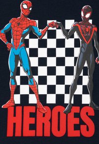 Name it NMMMACLIN SPIDERMAN - Nyomott mintás póló - dark sapphire
