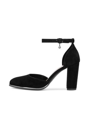 Czarny sznurowany but na wysokim obcasie ze zamszu, z zaokrąglonym noskiem, paskiem wokół kostki i grubym obcasem. Posiada metaliczny akcent wzdłuż krawędzi buta.