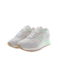 Sportiga sneakers med en ljusgrå mesh- och mockaöverkonstruktion, gröna accenter och en strukturerad sula. Rundad form med snörningsdesign.