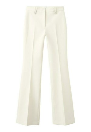 Pantalones blancos de mujer, entallados, con pliegue delantero, trabillas para cinturón y detalles de botones plateados, corte de pierna recta sobre un fondo blanco.