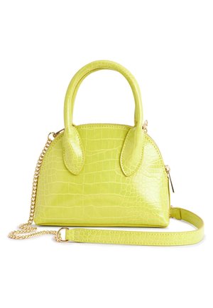 Petit sac à main vert citron avec texture crocodile, double poignée, fermeture éclair, et une chaîne dorée amovible ainsi qu'une bandoulière en cuir.